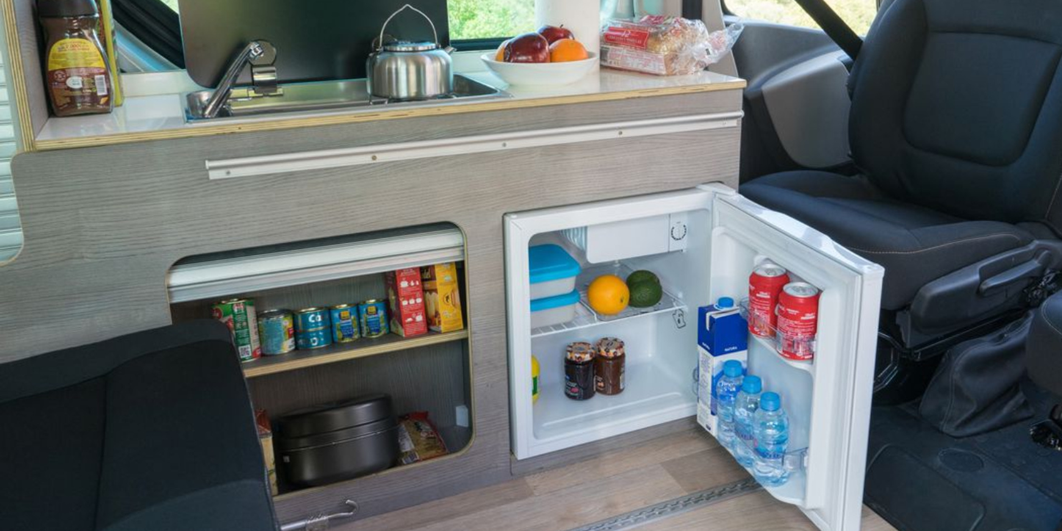 In the hot summer, have a can of iced cola